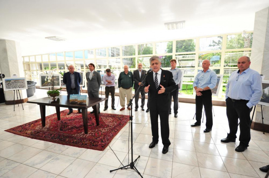 A abertura da exposição de fotos e o lançamento do livro "Tropeirismo e Geodiversidade no Paraná" aconteceram nesta segunda-feira (4), no Espaço Cultural da Alep.