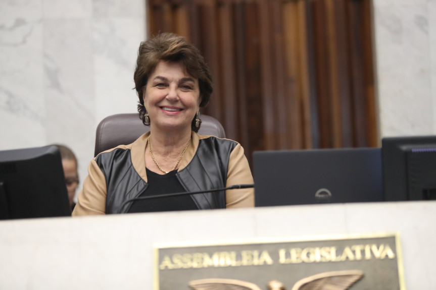 A deputada Cristina Silvestri (PSDB) assina o texto ao lado da deputada Márcia Huçulak (PSD) e do deputado Tercilio Turini (PSD).