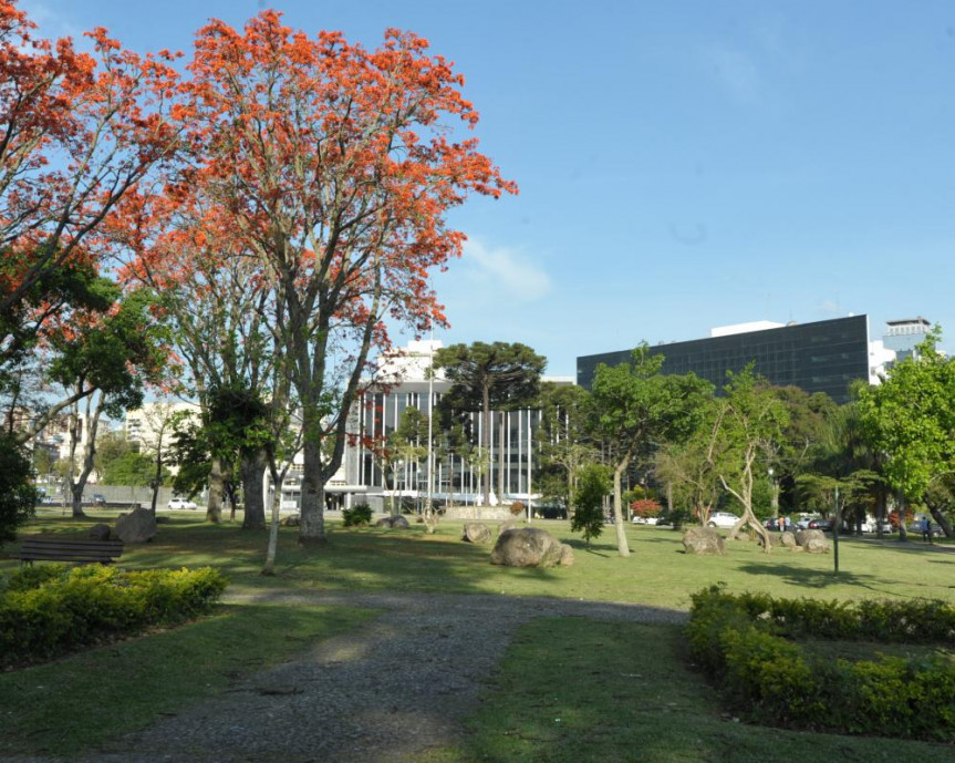 Fachada da Assembleia Legislativa do Paraná.