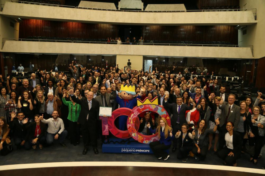 Homenagem aos 100 anos do Hospital Pequeno Príncipe.