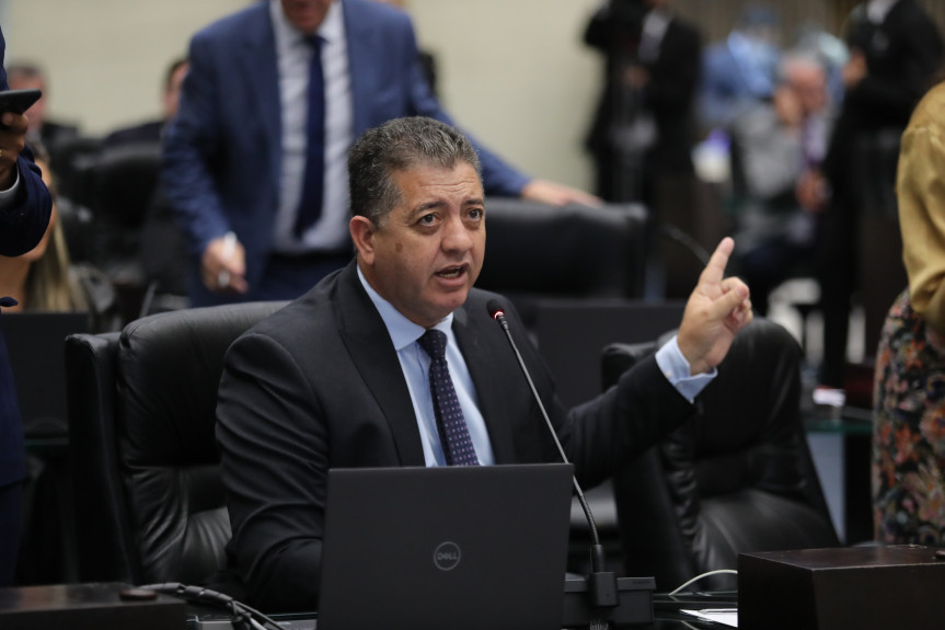 O deputado ressalta ainda que solicitou estudo para o recape total da via, pois além dos buracos, várias áreas estão deterioradas, com deformações em formato de ondulações ou corrugações, forçando os condutores a realizarem manobras evasivas e arriscadas, o que exige uma atenção emergencial para garantir a segurança da população.