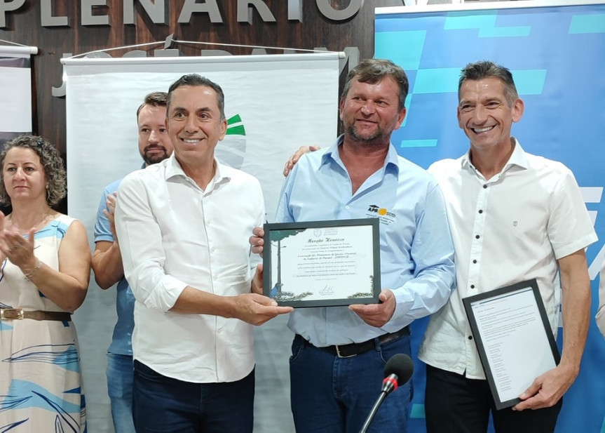 Entrega feita pelo deputado Reichembach para o presidente da Aprosud e para o prefeito de Chopinzinho.