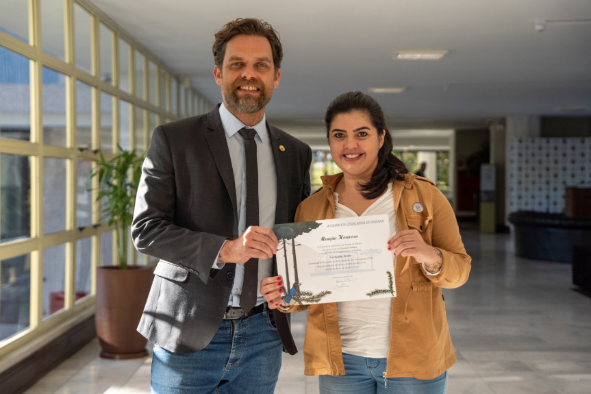 O deputado estadual Goura (PDT) e a cientista e pesquisadora da Universidade Federal do Paraná (UFPR), Fernanda Avelar, doutoranda do Programa de Pós-graduação em Geologia.