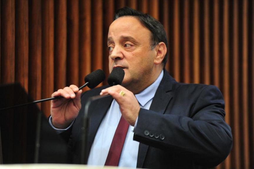 Deputado Hussein Bakri (PSD) homenageia o Tenente Marcelo Aleixo, Comandante do Corpo de Bombeiros de União da Vitória, que resgatou quatro pessoas de um automóvel no final de semana.