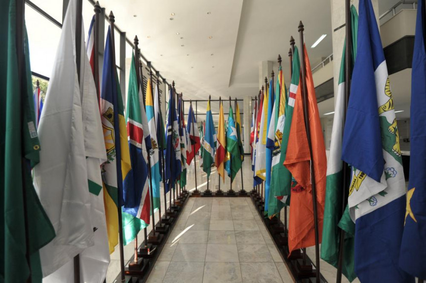 Galeria de bandeiras dos municípioas paranaenses em exposição no hall de entrada da Assembleia Legislativa (prédio da Administração).