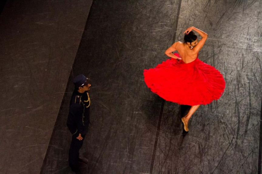 Balé Teatro Guaíra durante apresentação da peça Carmen, com coreografia de Luiz Fernando Bongiovanni.