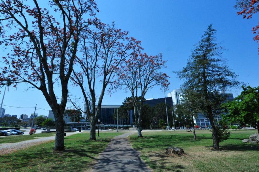 Fachada Assembleia Legislativa do Paraná.