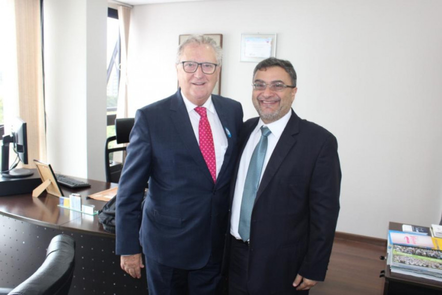 Deputado Michele Caputo (PSDB) com o futuro Cidadão Honorário do Paraná, Jair Alfredo Pereira.