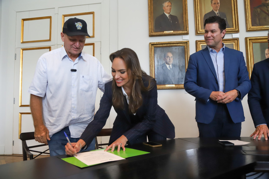 A deputada Maria Victoria (PP) participou da assinatura da contratação do projeto na segunda-feira (17), no Palácio Iguaçu.