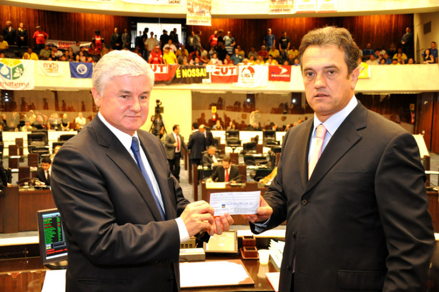 Rossoni e Plauto exibem cheque que será devolvido ao Governo (Foto: Pedro de Oliveira)