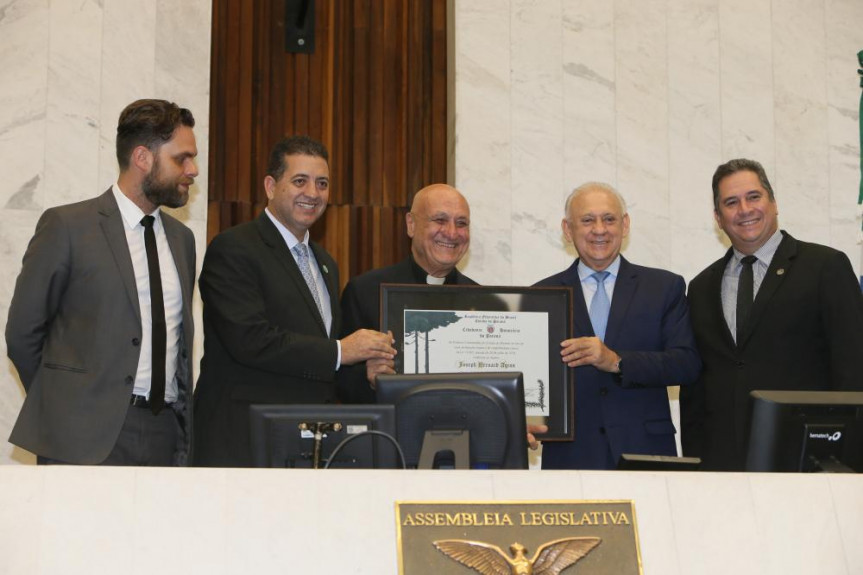 Monsenhor Joseph Bernard Agius recebeu homenagem no Plenário da Assembleia.