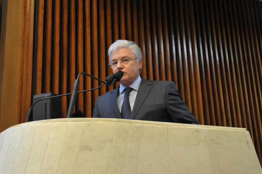 Na tribuna, deputado Rossoni (PSDB).