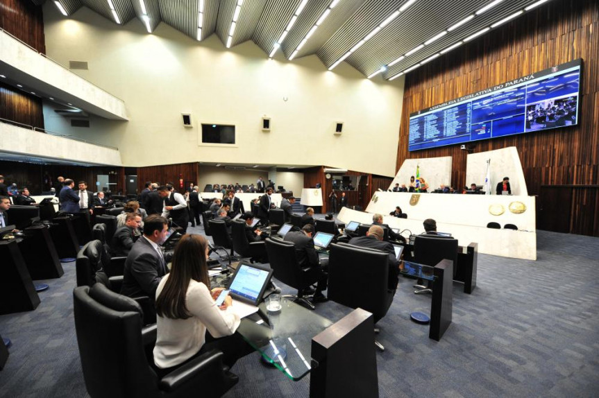 A sessão de hoje foi marcada por debates e uma série de pronunciamentos.