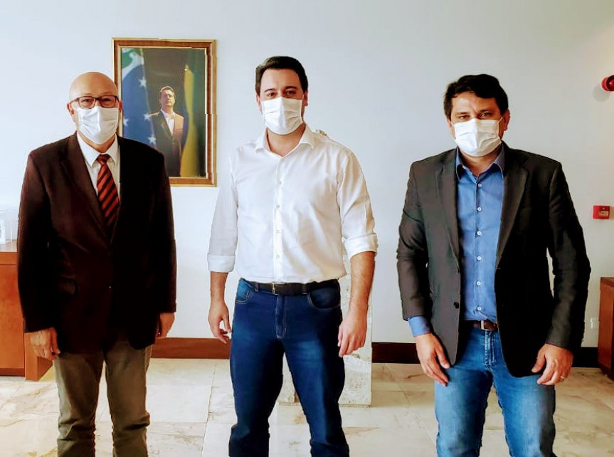 Deputado Luiz Cláudio Romanelli (PSB) com o governador Ratinho Júnior e o prefeito de Santa Cruz do Monte Castelo, Fran Boni.