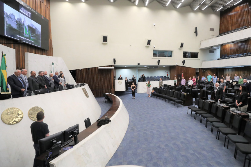 Solenidade ocorreu na noite desta segunda-feira (18), no Plenário da Assembleia Legislativa do Paraná.