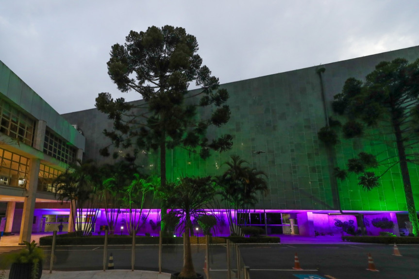 Fachada da Assembleia Legislativa iluminada em apoio a campanha Março Roxo.