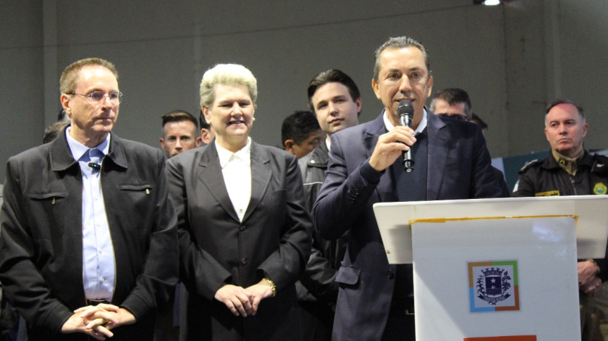 Durante a cerimônia, o parlamentar destacou a importância da troca de experiências entre produtores de diferentes portes e defendeu o fortalecimento da cadeia leiteira no estado.