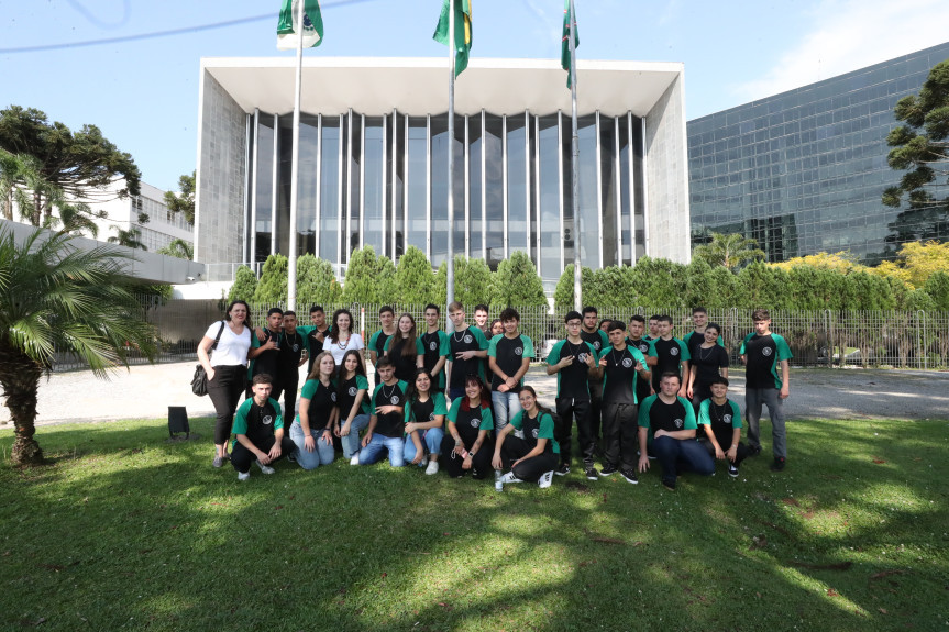 Estudantes em frente ao Prédio do Plenário da Assembleia Legislativa.