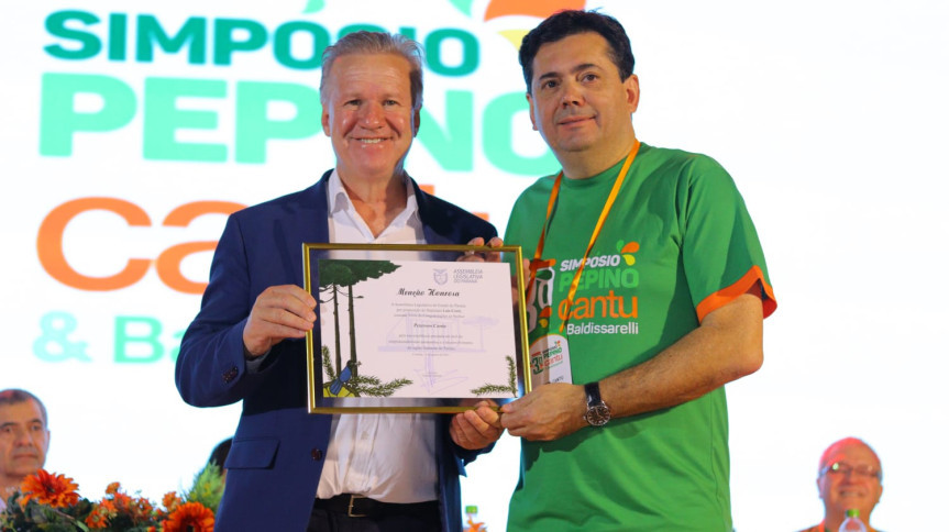 Durante a solenidade de abertura do simpósio, o empresário Peterson Cantu foi homenageado pelo deputado Luis Corti com a entrega de um diploma de Menção Honrosa.