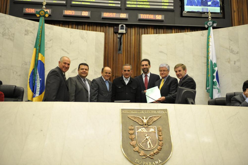 Deputados da Comissão de Orçamento entregam o relatório da LDO ao presidente da Alep, deputado Rossoni (PSDB). 