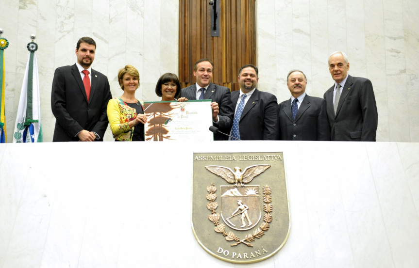 Entrega do título de Cidadã Benemérita do Paraná à Cintia Peixoto.