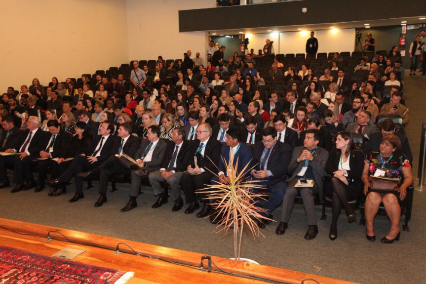 Presidente da Alep, deputado Ademar Traiano, e o primeiro secretário, deputado Romanelli, participam do Seminário Regional de Promoção e Defesa da Cidadania promovido pela Unale.