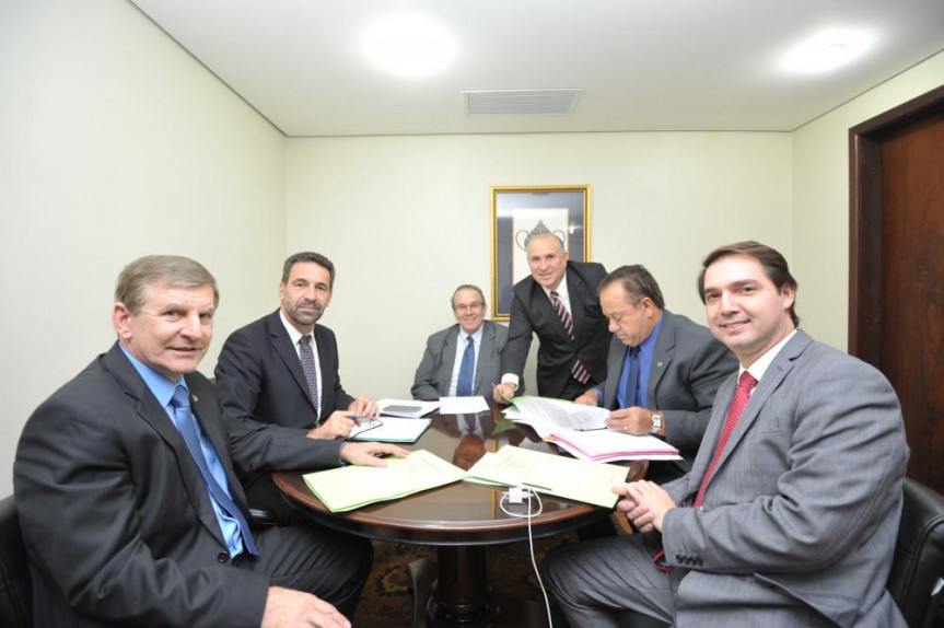 Parlamentares que compõe a comissão de finanças reunidos na tarde desta quarta-feira (19). 