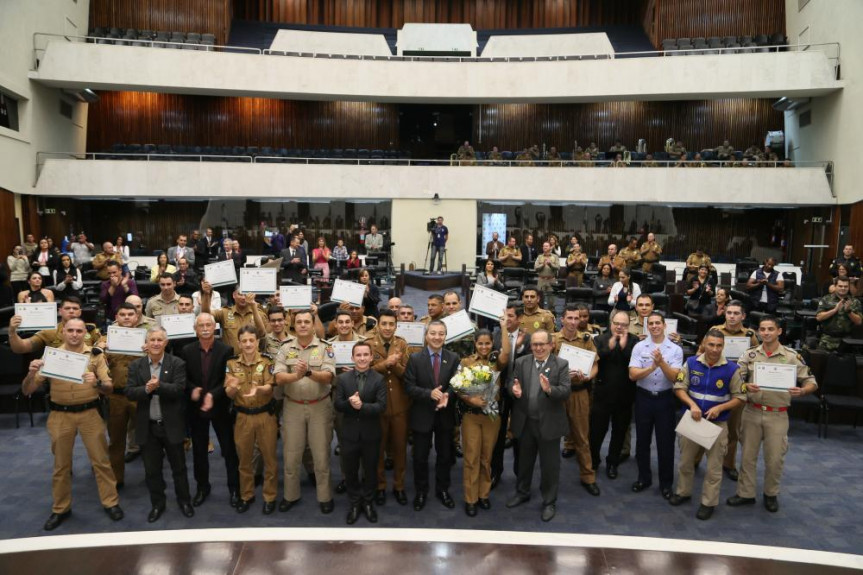 Sessão especial: reconhecimento ao trabalho de policiais militares e bombeiros no salvamento de pessoas.