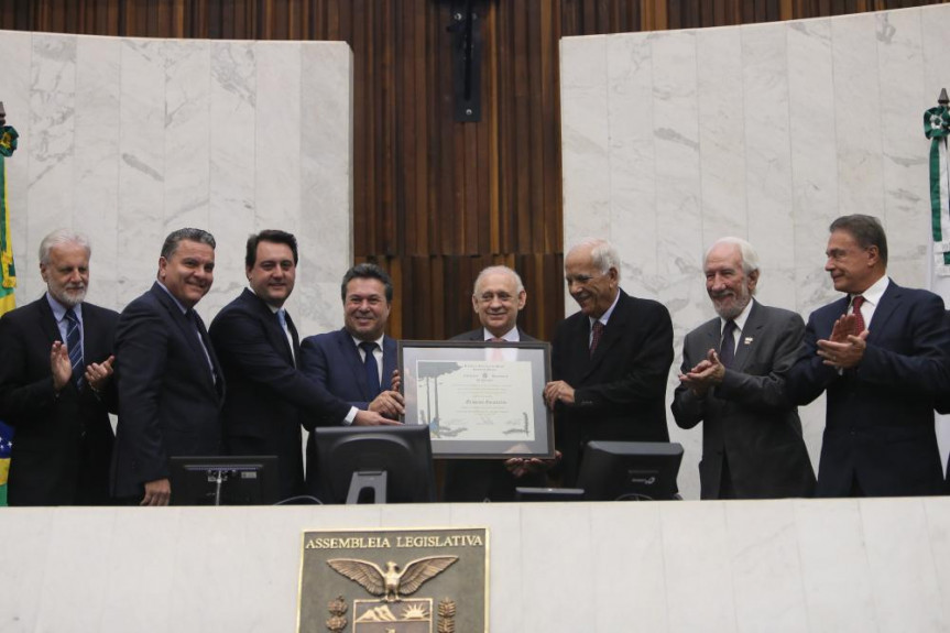 Empresário e senador Oriovisto Guimarães recebe o título de Cidadão Honorário do Paraná