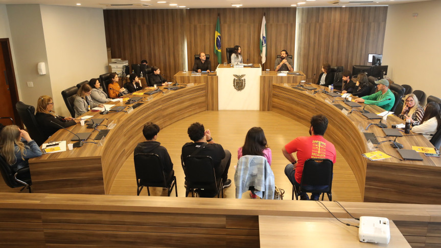Os especialistas convidados e os demais participantes debateram de forma ampla sobre as relações entre o bem-estar psicológico e a educação.