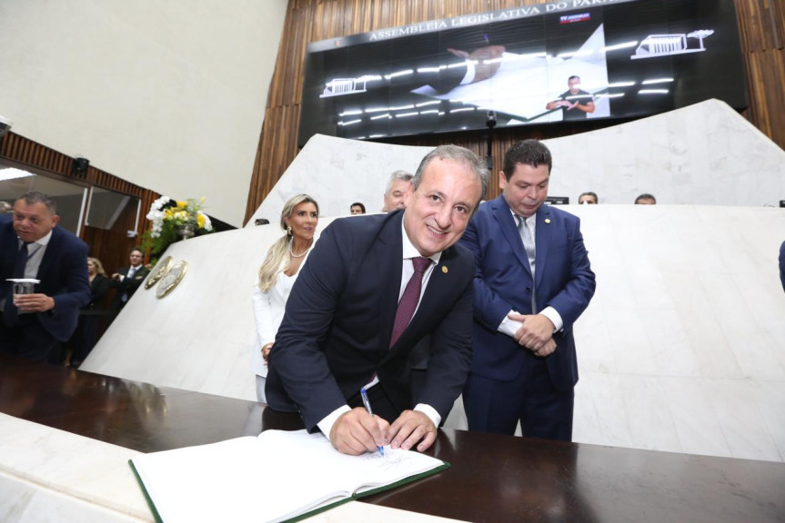 Deputado Moacyr Fadel assina o ato de posse como 3º vice-presidente.
