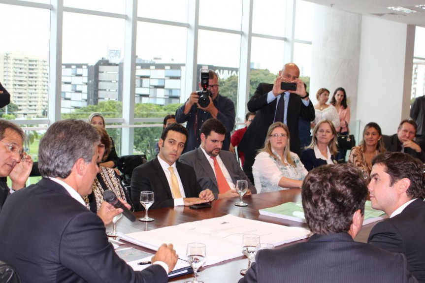 Deputado Bernardo Ribas Carli (PSDB), em encontro da Amocentro no Palácio Iguaçu. 