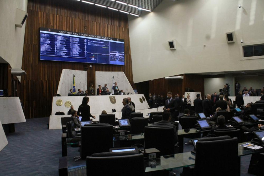 A sessão de hoje foi marcada por debates e uma série de pronunciamentos.