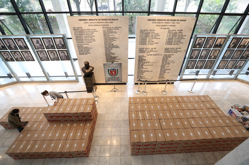 Servidores da Assembleia doam cestas básicas para a Campanha Cesta Solidária Paraná do Governo do Estado.