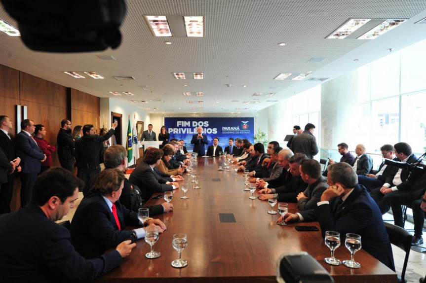Evento de promulgação da emenda à Constituição que põem fim a aposentadoria para governadores do Paraná.
