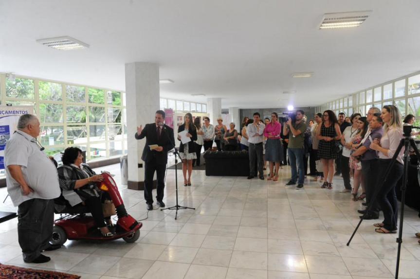 Deputado Gilson de Souza (PSC) recebe Fátima Aparecida Prestes Martins no Espaço Cultural da Alep, onde estão sendo lançados dois livros da escritora.