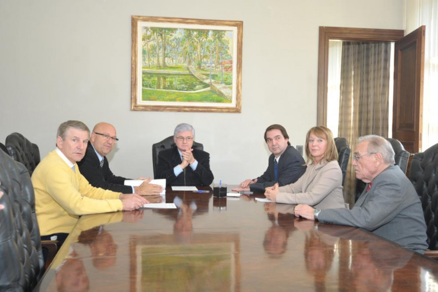 Da esquerda para a direita, deputados Elio Rusch (DEM), Luiz Cláudio Romanelli (PMDB), Rossoni (PSDB), Wilson Quinteiro (PSB), deputada Rose Litro (PSDB) e deputado Duílio Genari (PP). 