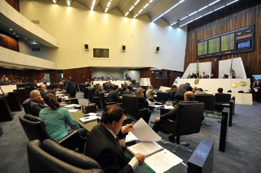 Deputados durante os trabalhos de Plenário.