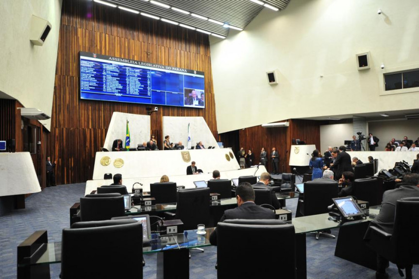 A primeira sessão plenária desta semana foi marcada por debates, pronunciamentos e votações de projetos.