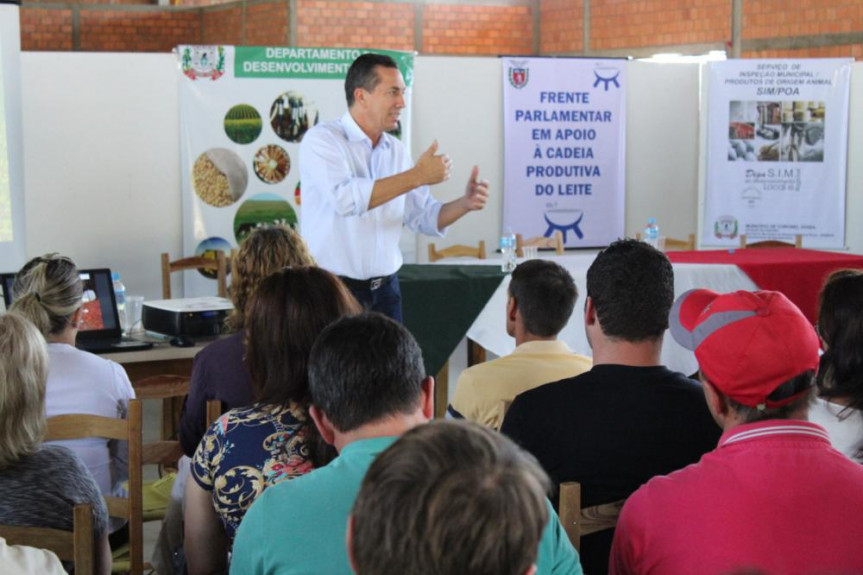 Deputado Wilmar Reichembach (PSC), coordenador da Frente Parlamentar do Leite, em palestra na cidade de Coronel Vivida nesta quinta-feira (8).