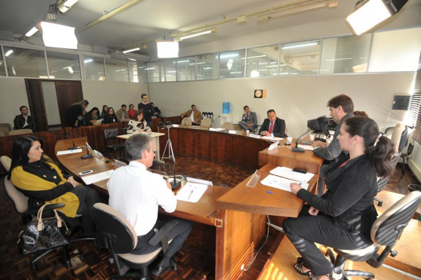 Visão geral da primeira reunião da CPI dos Condomínios nesta terça-feira (29) na Sala das Comissões da Alep.