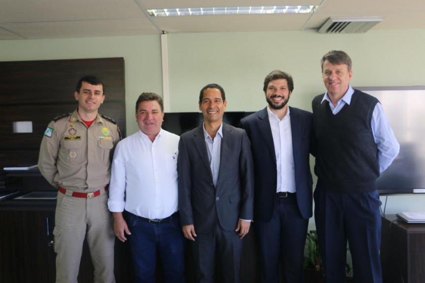 Deputado Tiago Amaral (PSB) com o prefeito de Arapongas, Sérgio Onofre, em reunião com o secretário de Segurança, Coronel Rômulo Marinho Soares, sobre a instalação da Delegacia da Mulher.