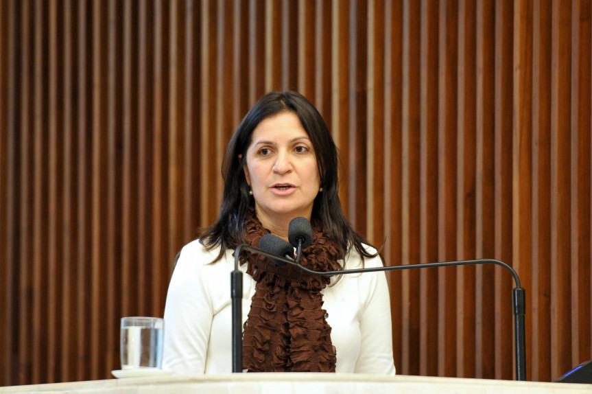 Professora Marlei Fernandes de Carvalho, presidente da APP-Sindicato, durante discurso na Assembleia.