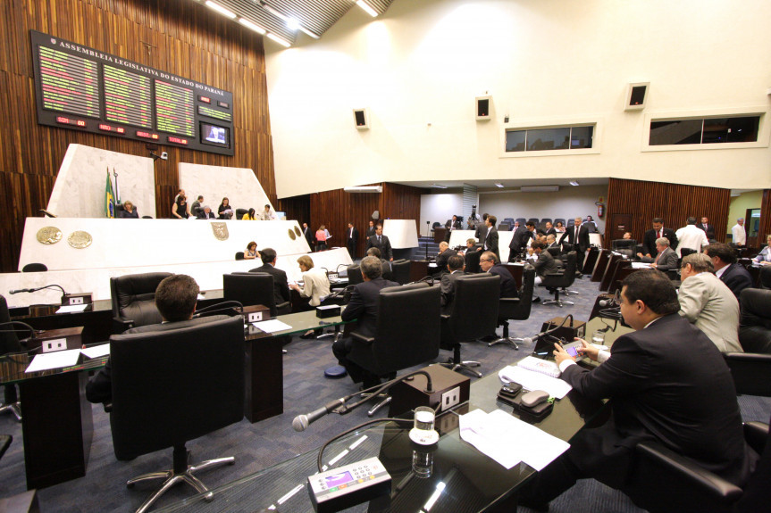 Deputados durante os trabalhos de Plenário.
