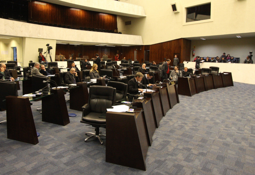 Deputados durante os trabalhos da sessão plenária desta segunda-feira (22/08).