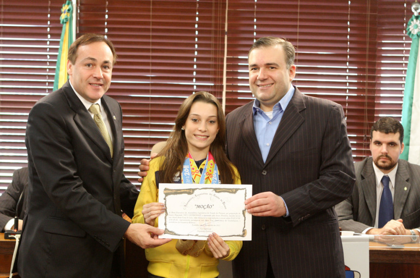 Medalhista de ouro nos Jogos Pan-Americanos de Guadalajara, Dayane Amaral, recebe menção honrosa dos deputados Ney Leprevost e de Stephanes Jr. 
