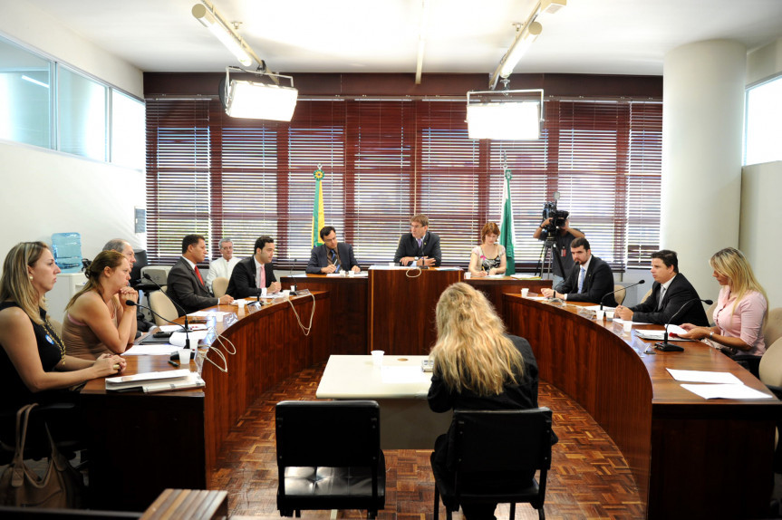Debate sobre a regulamentação do couvert no Paraná.