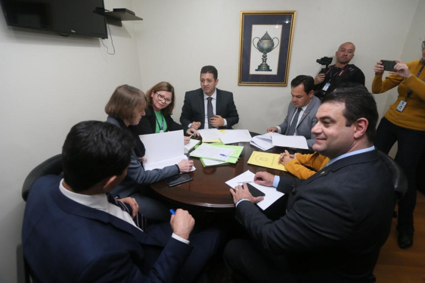 Deputados que integram a CRIAI se reúnem para ajudar os detalhes do lançamento do programa Detox Digital