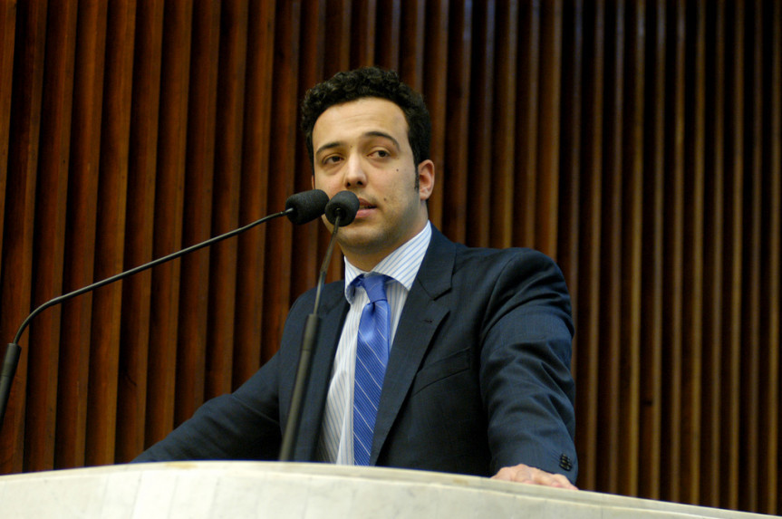 Deputado Bernardo Carli (PSDB) durante discurso em Plenário.