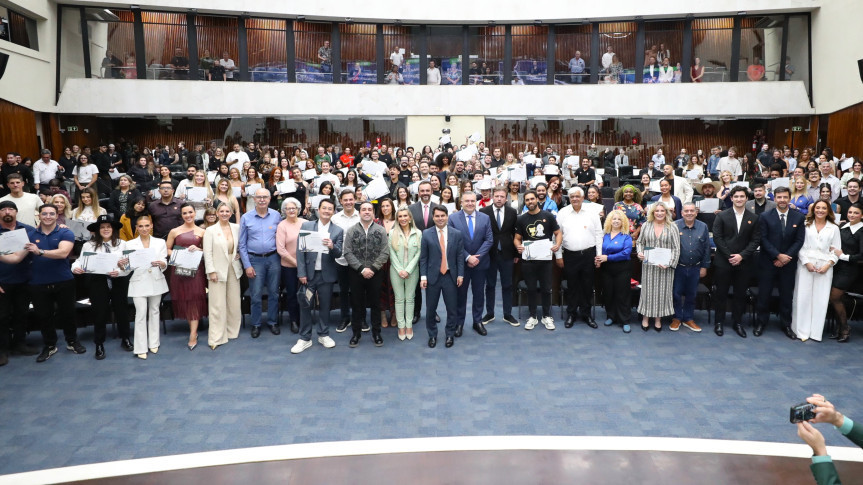 Solenidade lotou o Plenário da Assembleia Legislativa na noite desta terça-feira (30).
